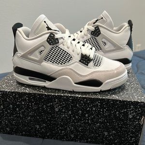 Air Jordan 4 Retro- “military black”